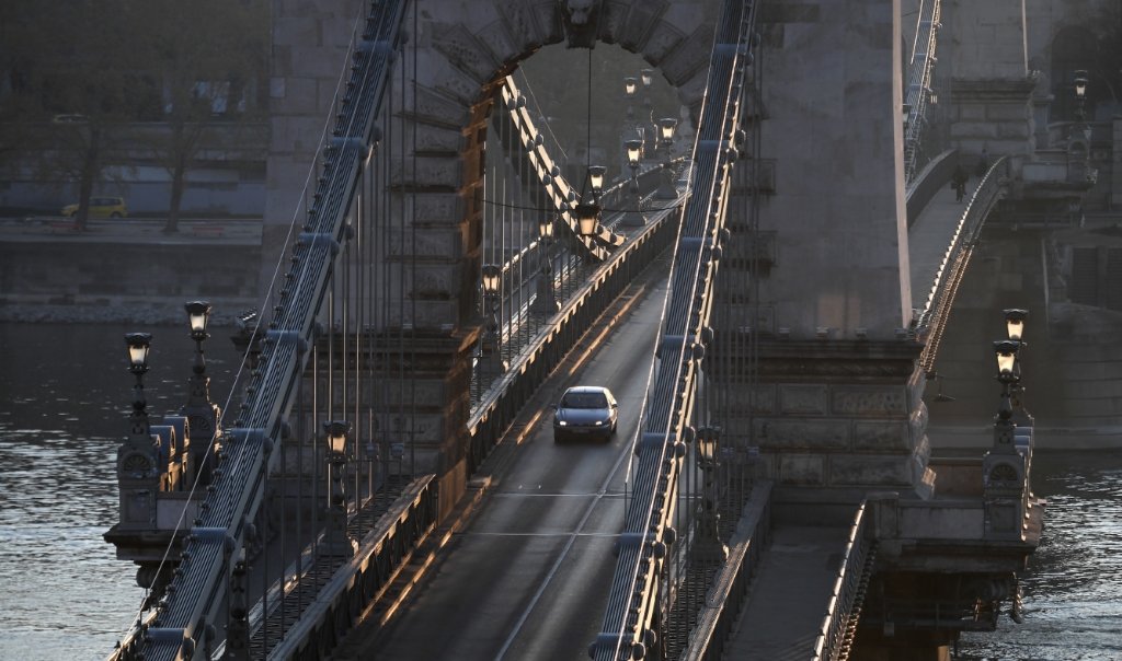 Het straatbeeld op de toeristische Lanchid-brug in Boedapest.  (beeld afp)