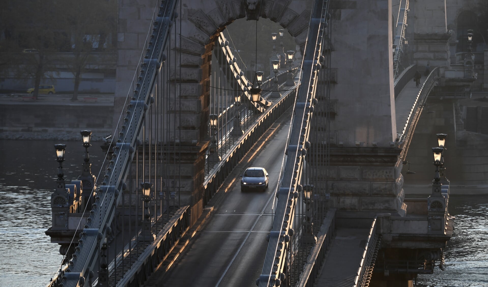 Het straatbeeld op de toeristische Lanchid-brug in Boedapest.
