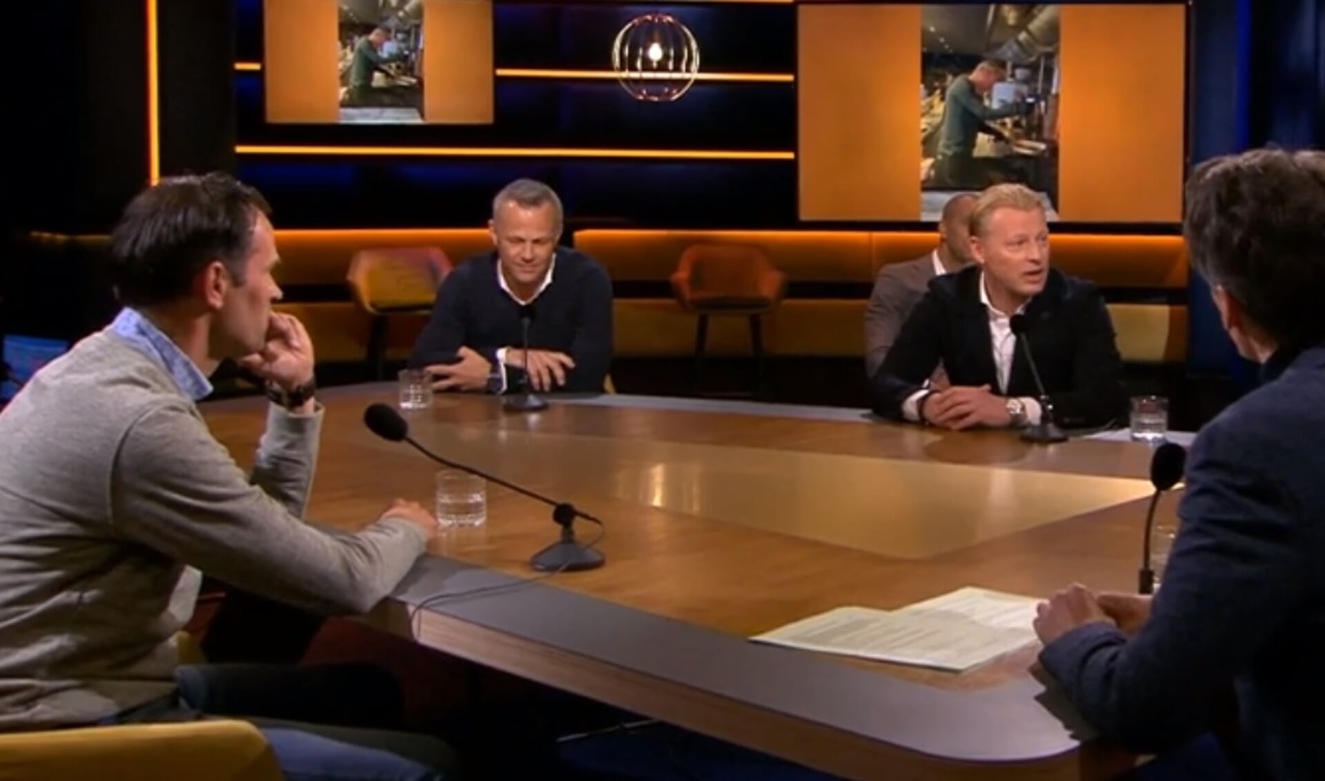De scheidsrechters Bas Nijhuis, Björn
Kuipers en Kevin Blom waren te gast bij het praatprogramma Op1 om te vertellen over hoe zij de voetballoze
periode doorkomen.