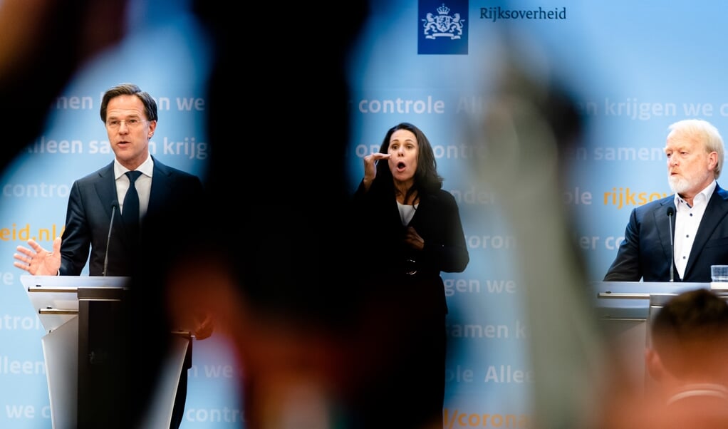 Het lijkt erop dat het kabinet, op basis van de adviezen van het RIVM, het laatste woord wenst te hebben. Het is verstandig als het parlement de regering daar kritisch op bevraagt. Het moet nu al duidelijkheid afdwingen over de vraag aan welke voorwaarden moet zijn voldaan om niet meer van een crisis te hoeven spreken. (beeld anp / Bart Maat)