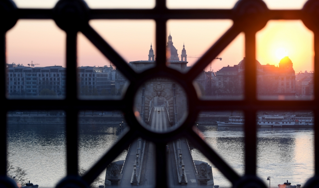 De Hongaarse premier Orban kan zich zeker aanpassen aan een meer democratische orde, maar heb ook begrip voor de geschiedenis die hij meetorst.
de Kettingbrug over de Donau in Boedapest. (beeld Attila Kisbenedek / afp)