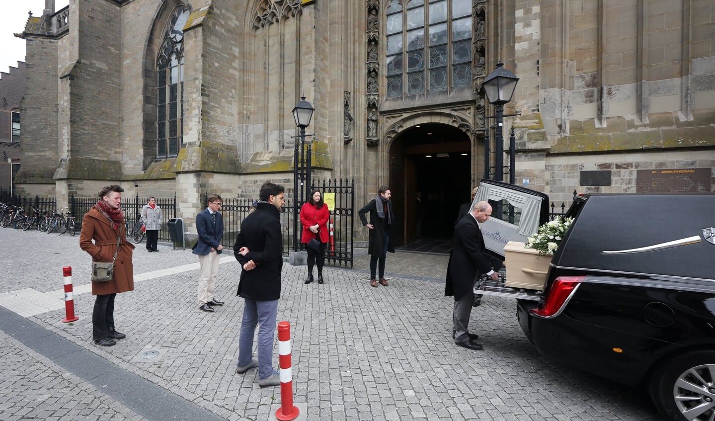 Bij een uitvaart kunnen slechts dertig mensen aanwezig zijn. Online condoleren kan voor nabestaanden daarom troostvol zijn.