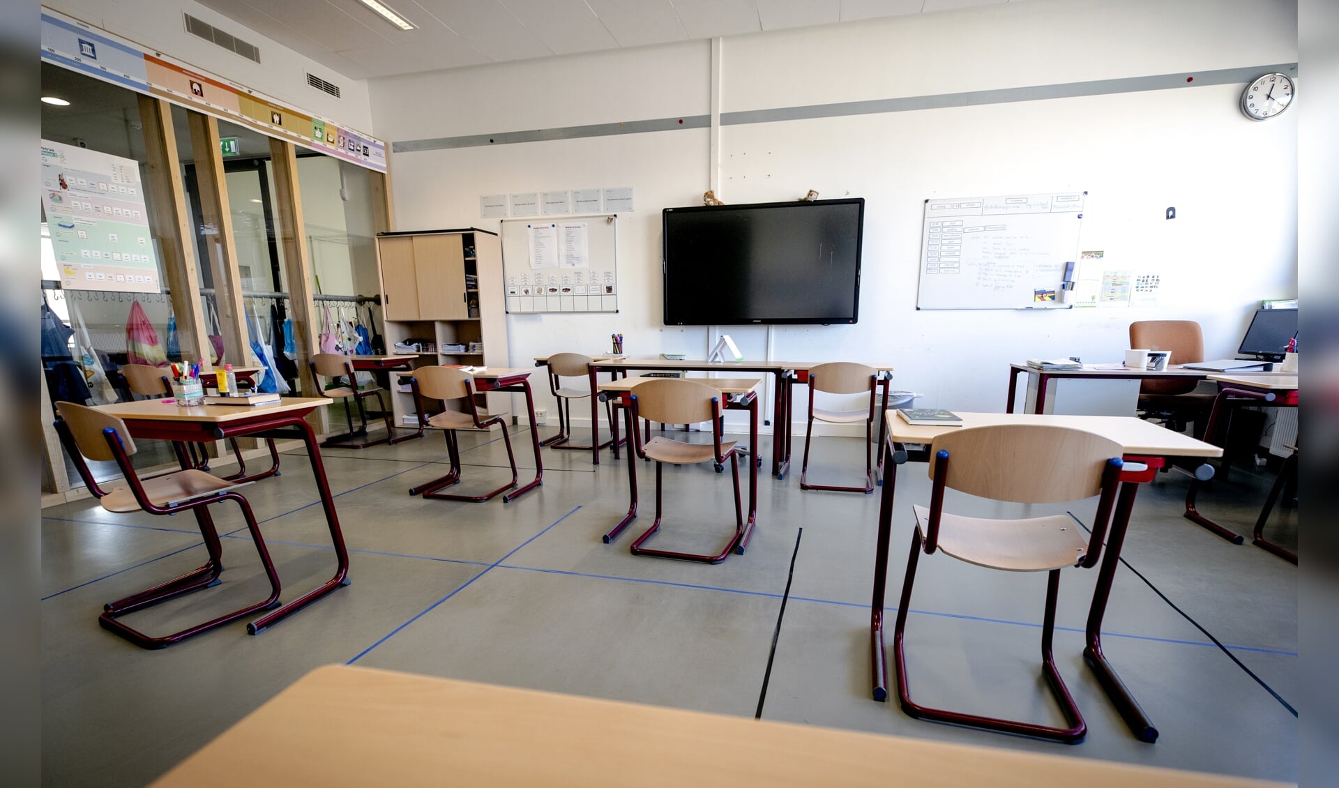 De tafels staan anderhalve meter uit elkaar in een klaslokaal van een basisschool. 