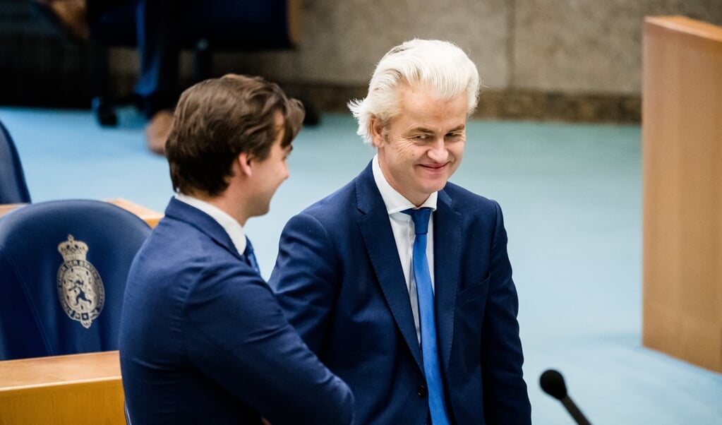 Geert Wilders (PVV) en Thierry Baudet (FvD) tijdens het Tweede Kamerdebat over de ontwikkelingen rondom het coronavirus. (beeld anp / Bart Maat)