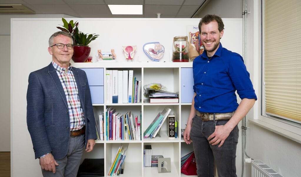 Huisarts Willem Lock (r.) volgt Paul Lieverse (l.) op als voorzitter van de christelijke artsenvereniging CMF. 'Ik ontdekte dat je christelijke waarden juist in je werk als arts vorm kunt geven.’ (beeld Richard van Hoek)