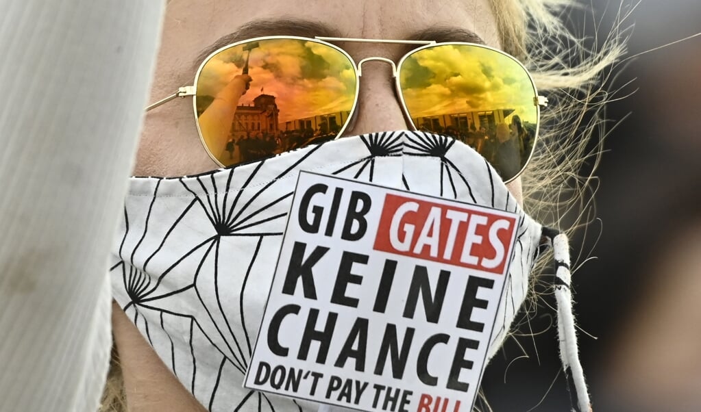 Een protest tegen de lockdown in Berlijn. Onder complotdenkers leeft onder andere de overtuiging dat Bill Gates het coronavirus de wereld in hielp om zijn eigen macht te vergroten.  (beeld afp / Tobias Schwartz)