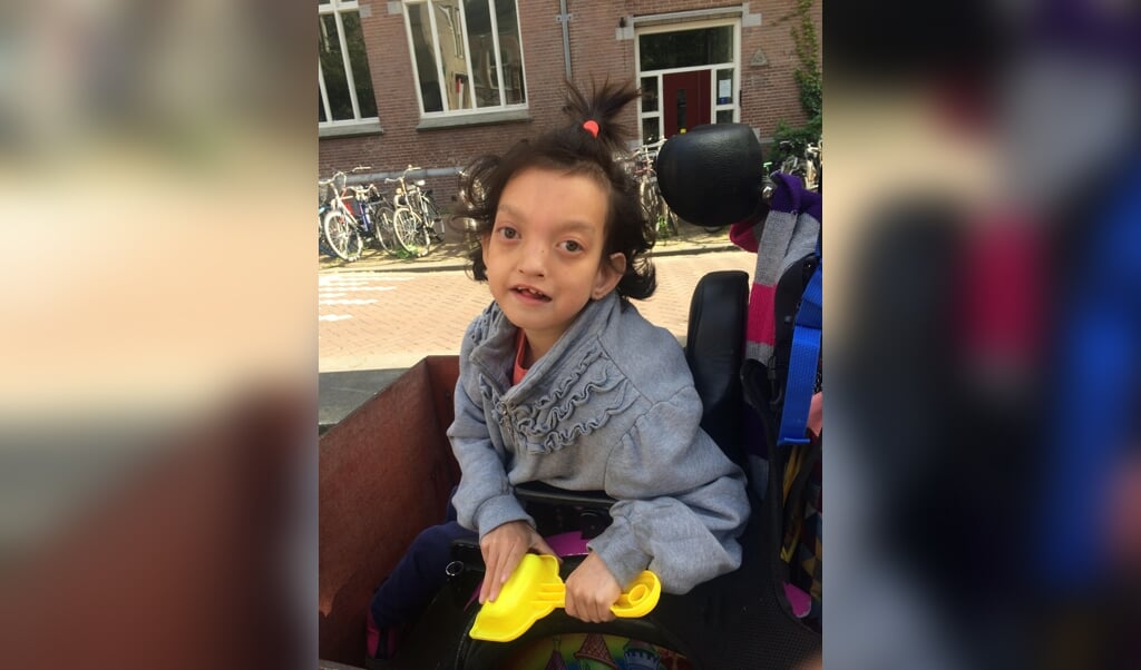 Jasmijn is niet kwetsbaarder voor het virus dan andere kinderen. Maar door de coronamaatregelen raakte ze wel haar rust en regelmaat kwijt. (beeld Hanna Blom-Yoo)