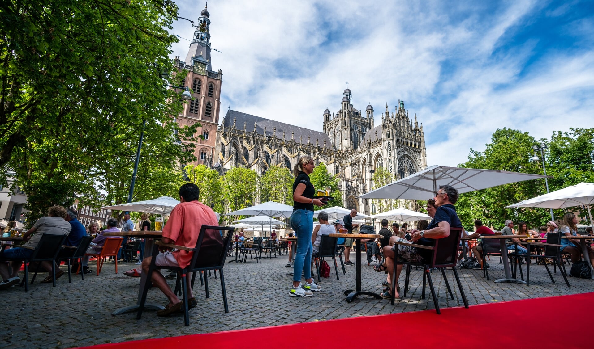 Gezondheid is voor veel mensen de hoogste waarde; dan kun je genieten en ook zinvolle activiteiten ontplooien. En genieten op een terrasje kan weer sinds vorige week, zoals hier bij de Sint-Jan in Den Bosch.