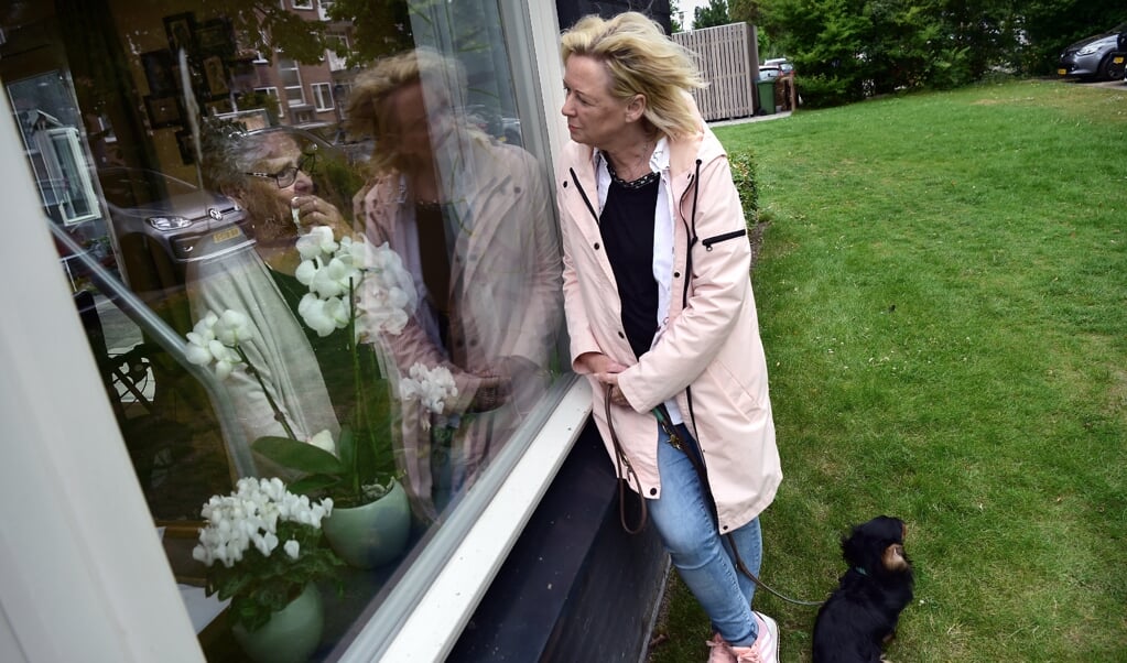 Sinds De Tweemaster weer op slot is, kunnen bezoekers alleen van een afstand contact hebben met de bewoners. (beeld Marcel van den Bergh)