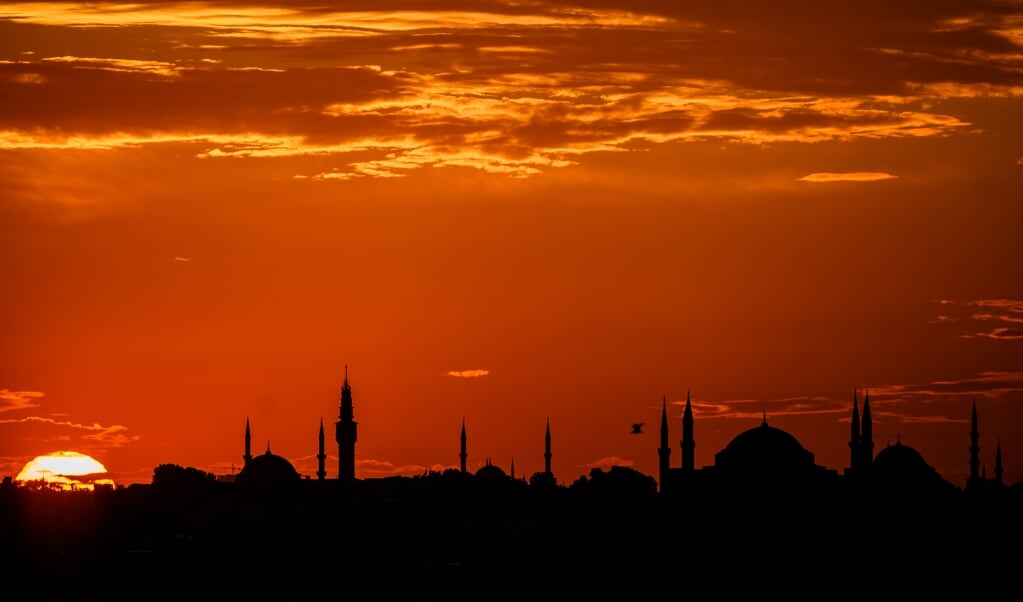Zonsondergang boven de Hagia Sophia op 26 juli, de dag dat de voormalige kathedraal weer in gebruik genomen werd als moskee. (beeld afp)