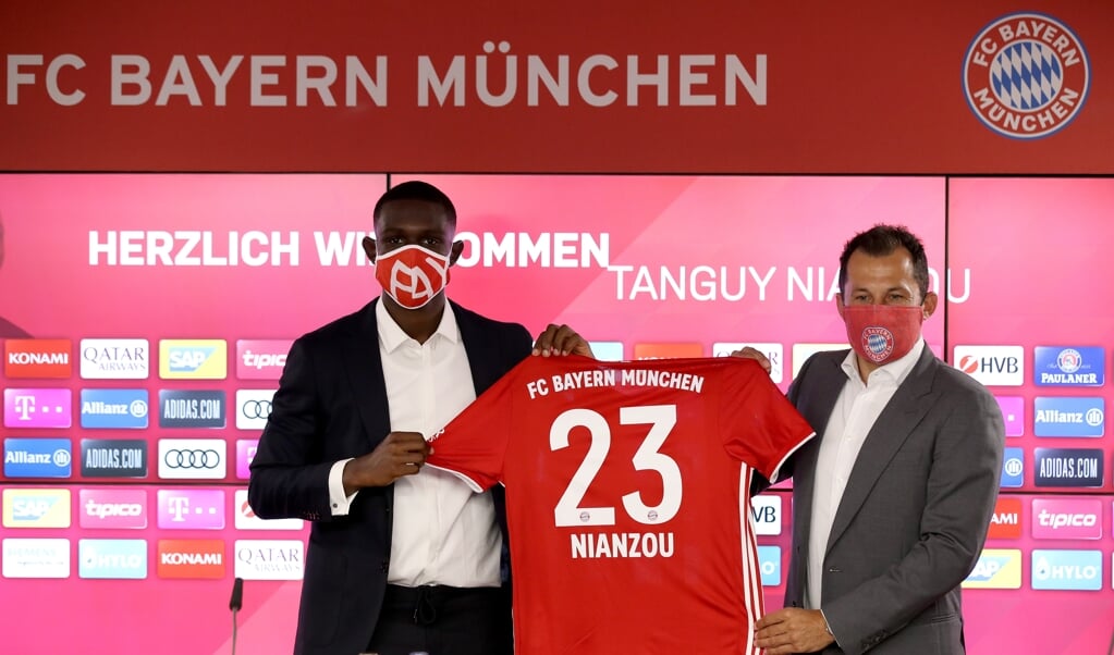 Hasan Salihamidzic (r.), technisch directeur van Bayern München, presenteert aankoop Tanguy Nianzou. Ondanks de coronacrisis gingen clubs gewoon door met spelers kopen voor forse bedragen. (beeld epa / Alexander Hassenstein)