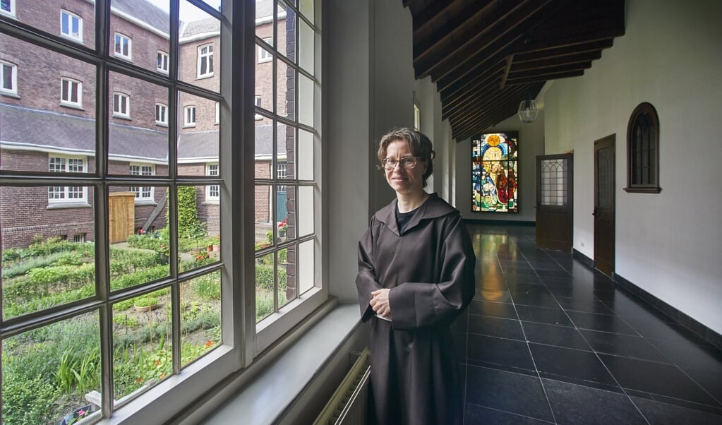 Zuster Elisabeth in het Stadsklooster San Damiano te Den Bosch. 'Je kunt door je te trainen gevoeliger worden voor de stem van God.' (beeld Wouter van Assendelft )