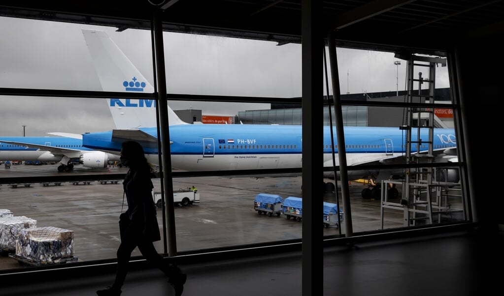In het herstructureringsplan van KLM, dat donderdag op tafel lag, is het loon van piloten een heet hangijzer. (beeld anp / Robin van Lonkhuijsen)