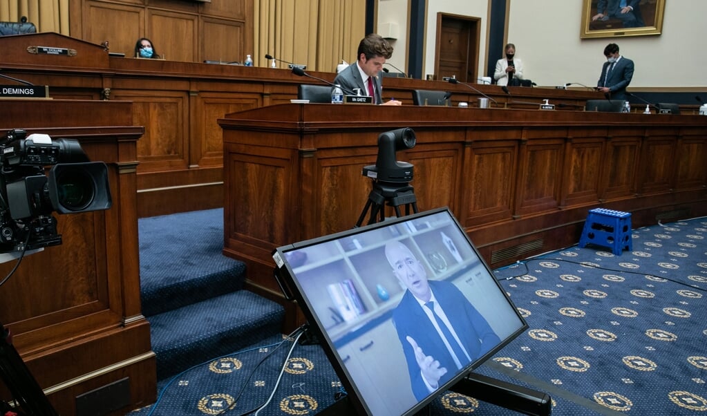 Amazonoprichter Jeff Bezos (op scherm) getuigt voor de commissie van het Amerikaanse Congres. (beeld afp / Graeme Jennings )
