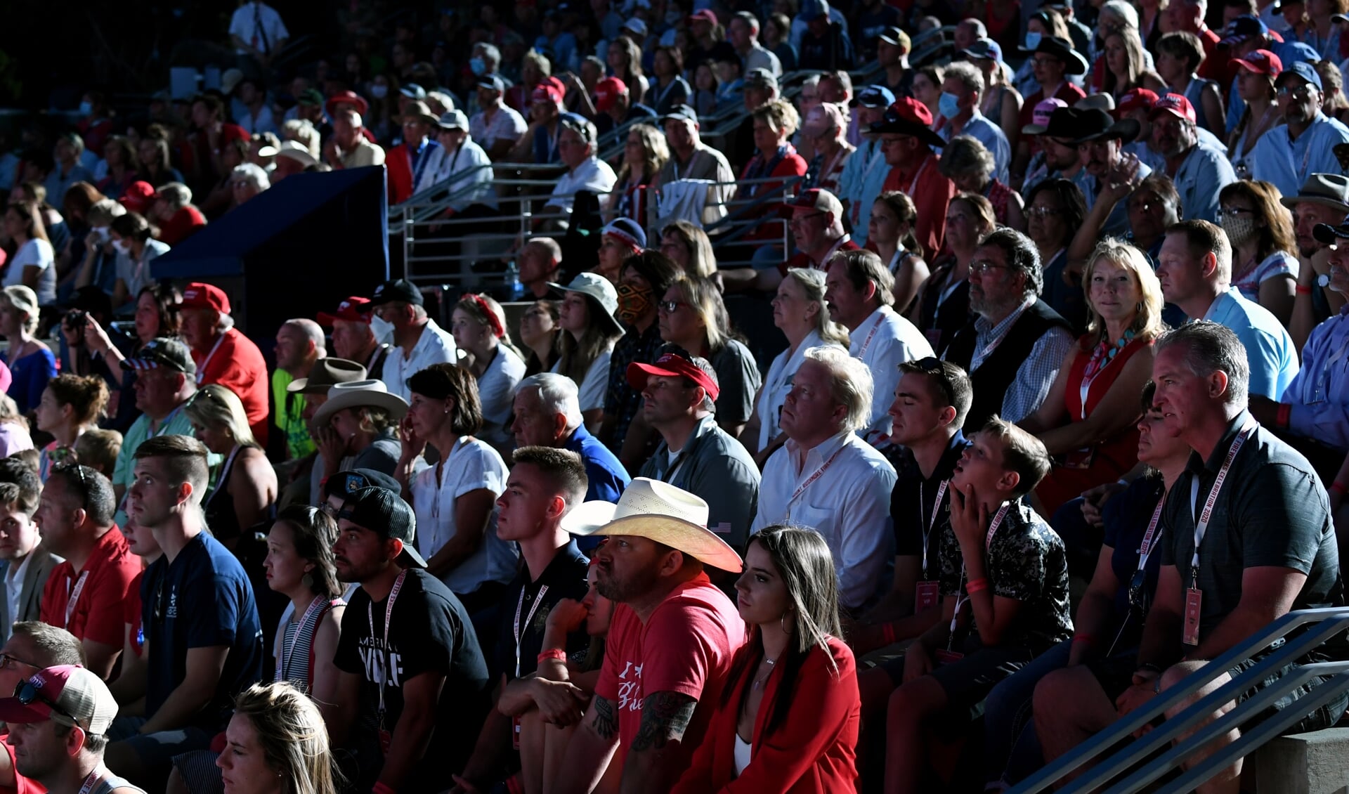 Aanhangers luisteren naar president Trump tijdens de bijeenkomst bij Mount Rushmore op 3 juli, voorafgaand aan Onafhankelijkheidsdag. De ongeveer 7500 aanwezigen droegen nauwelijks mondkapjes en hielden geen afstand van elkaar. 'Voorbij onverantwoordelijk', noemden artsen het optreden van de president. 