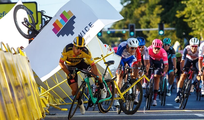 Dylan Groenewegen (geel shirt) sneed tijdens de massasprint van woensdag Fabio Jakobsen de pas af, waarna deze op gruwelijke wijze ten val kwam. (beeld epa / Andrzej Grygiel)