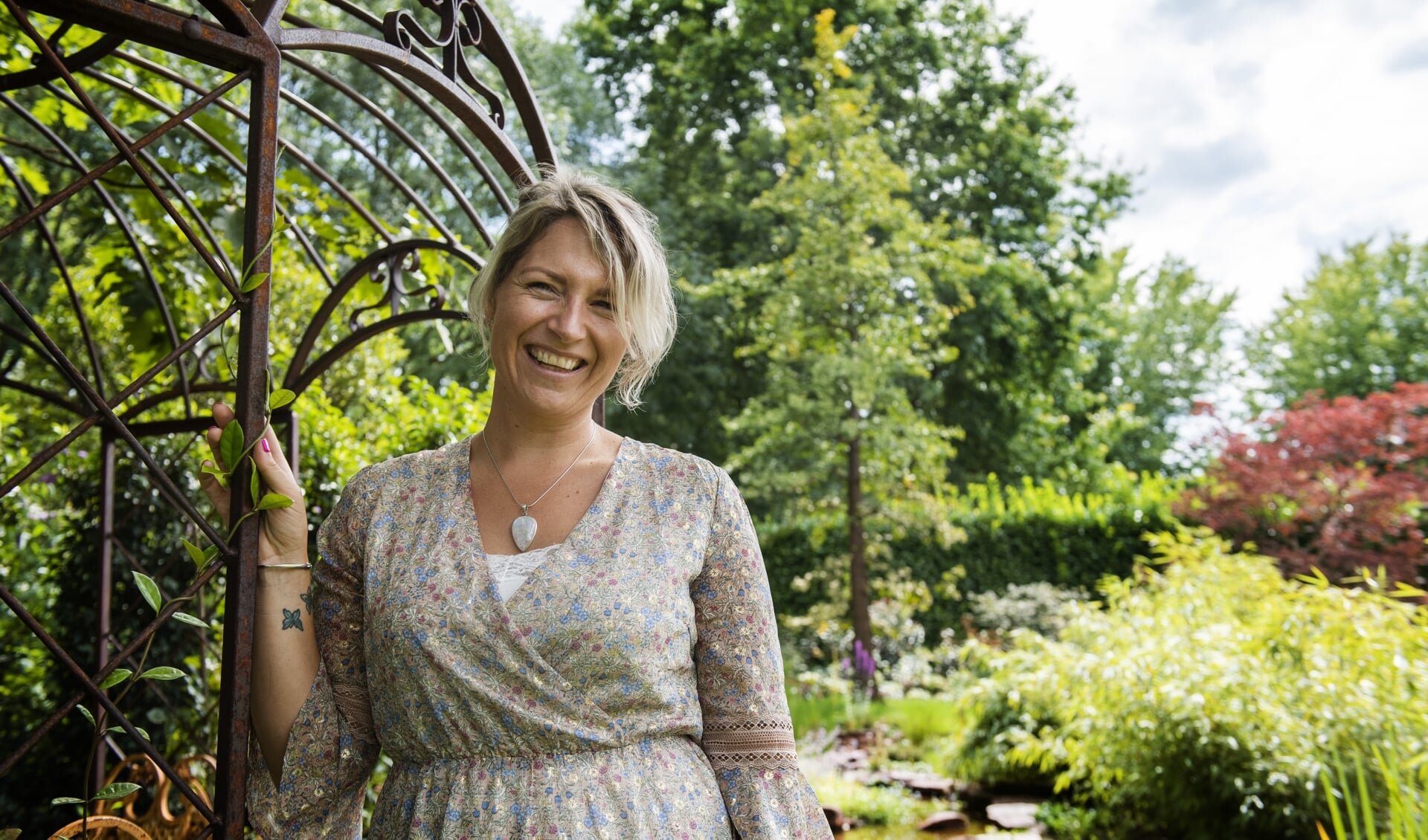 Tamara Straatman heeft een bijzondere boom in haar tuin. 
