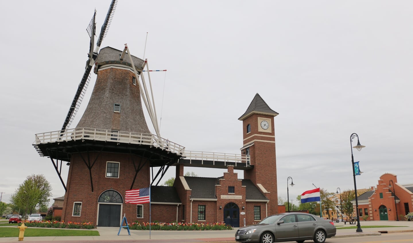 De molen staat als blikvanger midden in het centrum van Little Chute, pal naast het gemeentehuis. Op de stoep een Nederlandse en een Amerikaanse vlag.