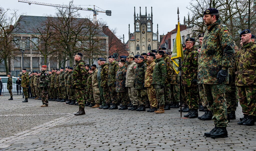 Militairen van het Duits-Nederlandse Legerkorps staan aangetreden voor hun hoofdkwartier in Munster. Het 25-jarig bestaan van het korps wordt deze week bescheiden gevierd. (beeld 1gnc)