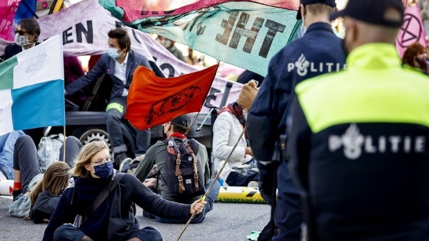 Raad: wegvoeren met bussen na XR-demo Zuidas was onrechtmatig
