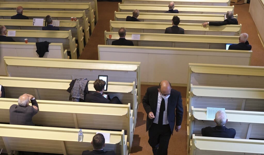 De synode van de Christelijke Gereformeerde Kerken tijdens een vergadering in Nunspeet. De kerk in Zwolle wacht niet op een besluit van de landelijke kerk, maar voert zelf de vrouw in het ambt van predikant, ouderling en diaken in. (beeld Dick Vos)
