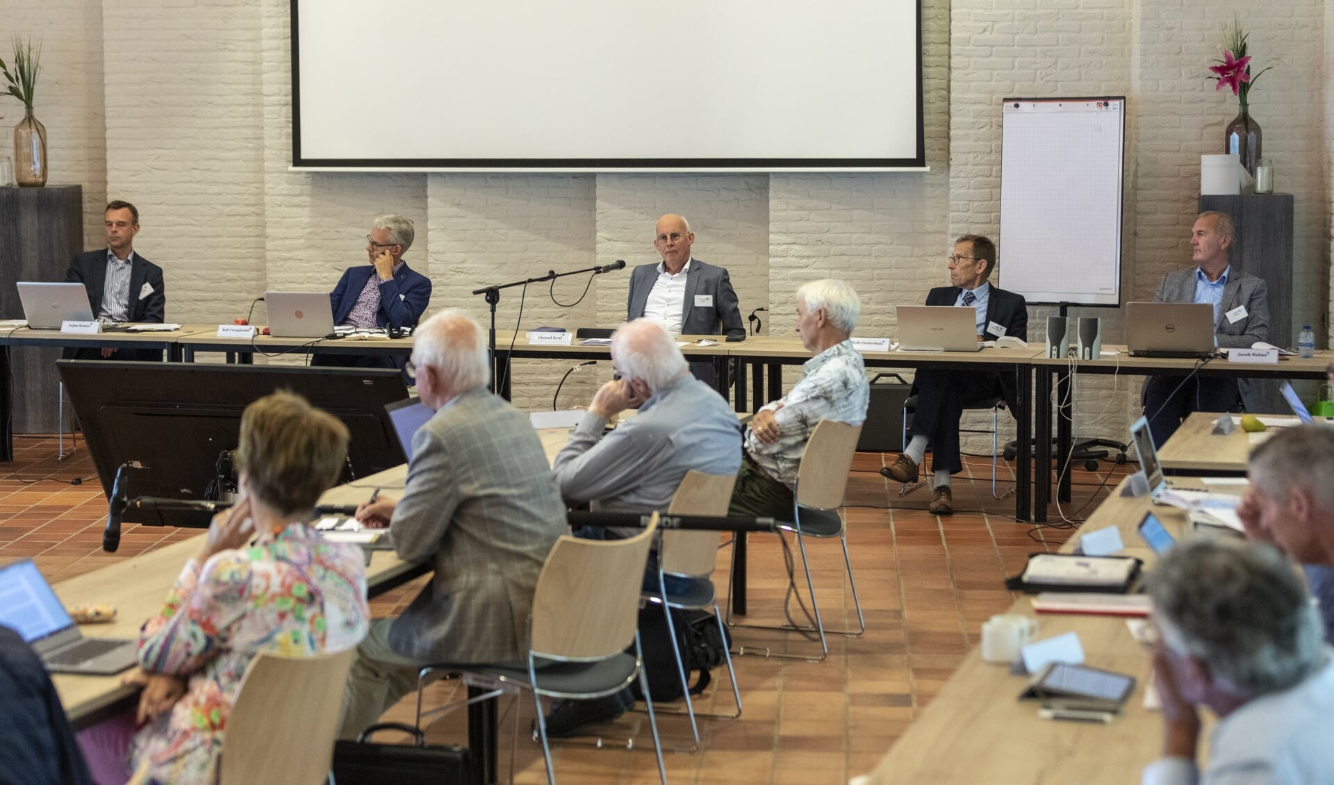 Het moderamen van de synode van de Gereformeerde Kerken vrijgemaakt tijdens de bespreking van de bezwaren tegen de openstelling van de ambten. Van links naar rechts: Arjan Koster, Rob Vreugdenhil, Dinand Krol, Melle Oosterhuis en Jacob Halma.