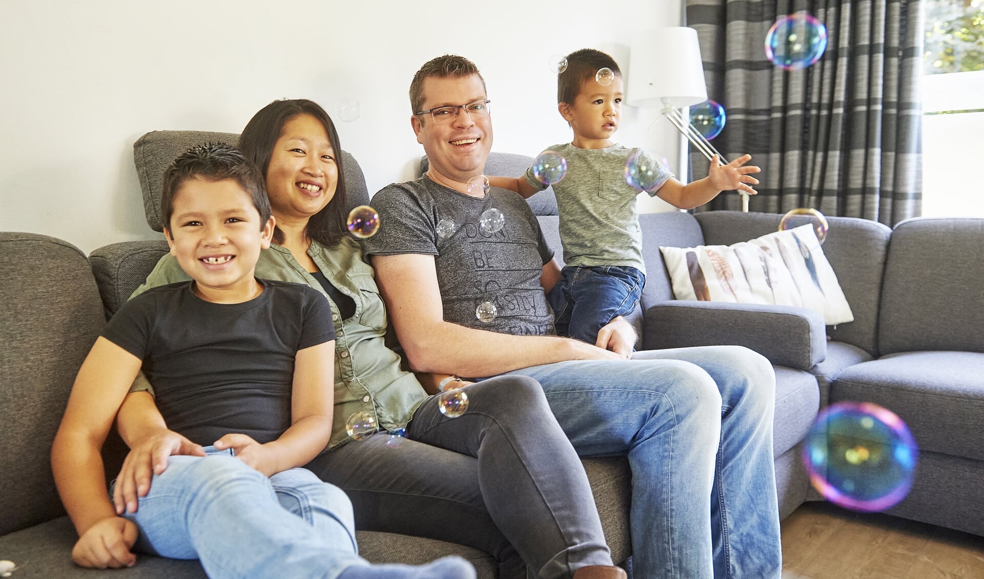 David met zijn ouders en broertje.