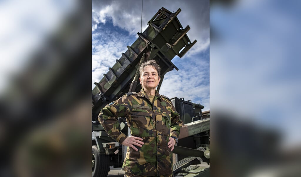 Volgens commodore bd. Madelein Spit moet je een rang verdienen ‘door allerlei projecten te doen, opleidingen te volgen en vooral door heel hard te werken’. (beeld mediacentrum defensie / Hille Hillinga)