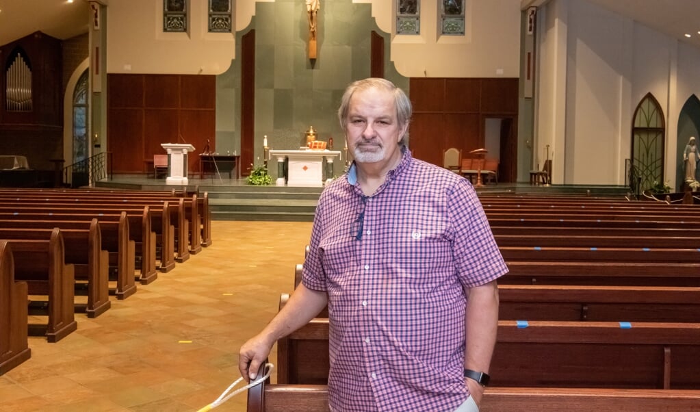 Mark Galli in St. Michael’s Church vlak bij zijn huis in Wheaton, bij Chicago, waar hij vrijwel dagelijks ’s ochtends vroeg de mis bijwoont. (beeld Tom Killoran)