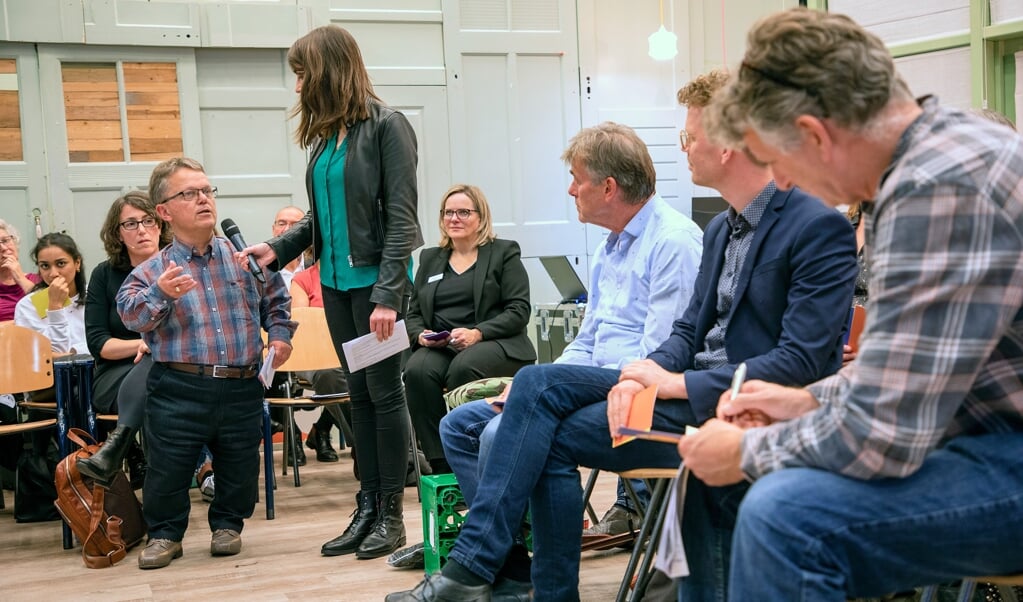 Tijdens een van de bijeenkomsten van de DNA-dialoog in Rotterdam spraken deelnemers over de vraag of het wenselijk is DNA in embryo's aan te passen.  (beeld Chris van Koeverden)