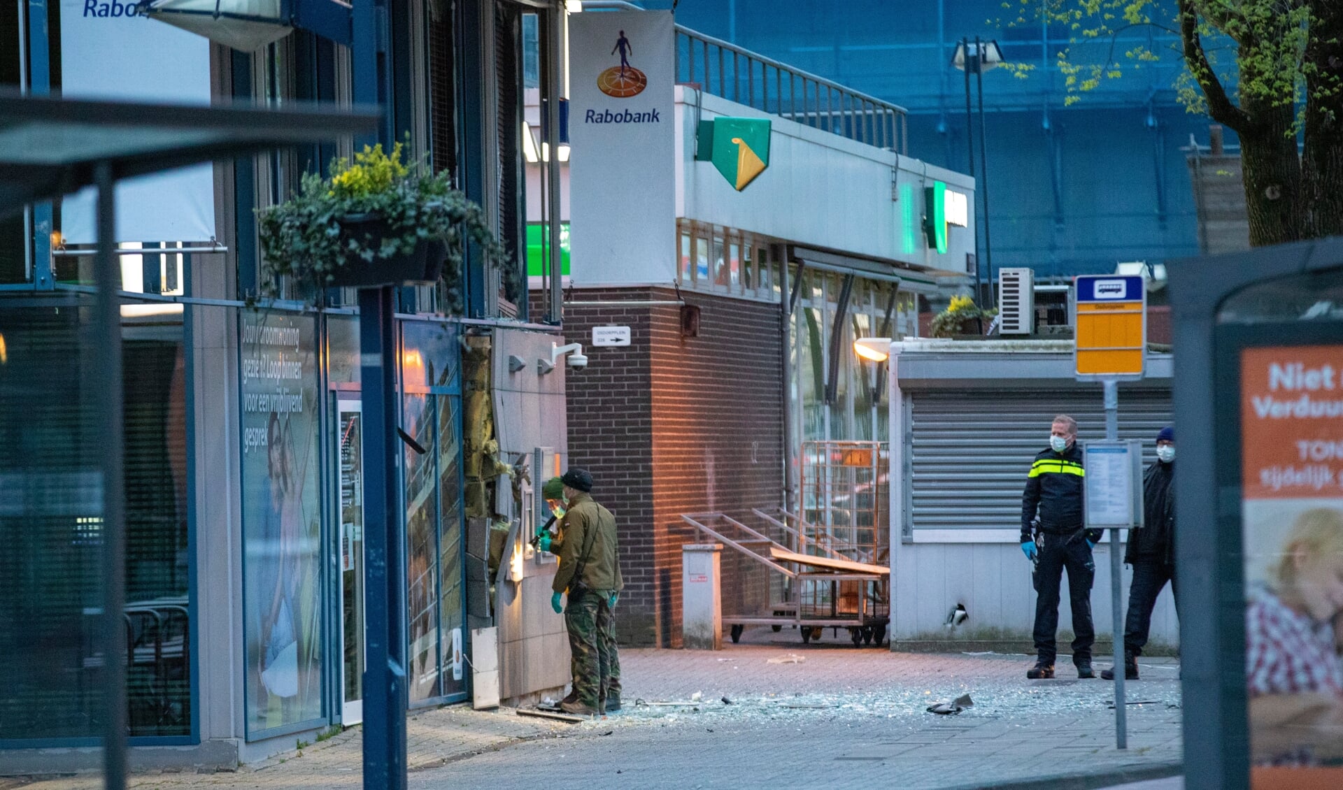 Onderzoek bij een geldautomaat na een plofkraak.