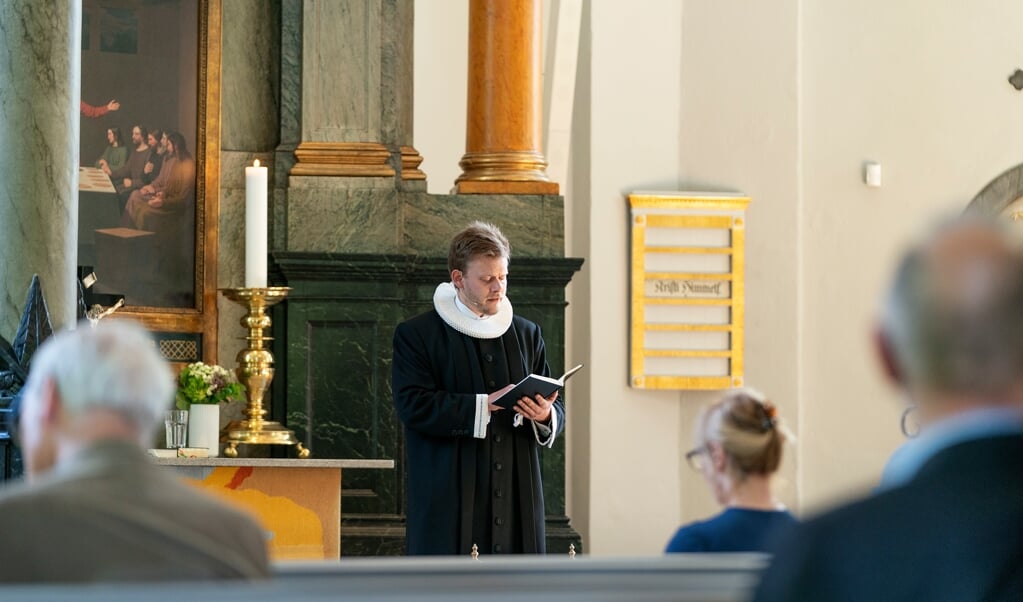 Een kerkdienst in de evangelisch-lutherse Frederiksbergkerk in Kopenhagen.   (beeld epa / Claus Bech)