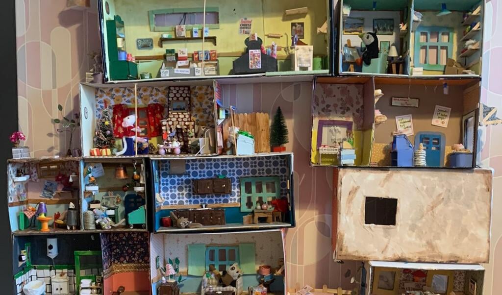 Trots toont Marcel Steeman via Twitter de creaties van zijn kinderen; zelf gemaakte kamers uit een muizenhuis. (beeld Marcel Steeman)