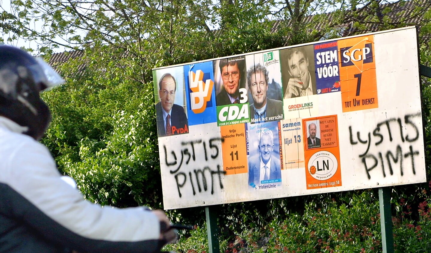 Vlak voor de Tweede Kamerverkiezingen in 2002 werd Pim Fortuyn op 6 mei 2002 vermoord, de lijsttrekker van de LPF, de Lijst Pim Fortuyn. Op dit bord ontbreekt de poster van de LPF, maar een aanhanger heeft met de verfspuit Lijst 15 Pim† twee keer op een lege plek gespoten. 