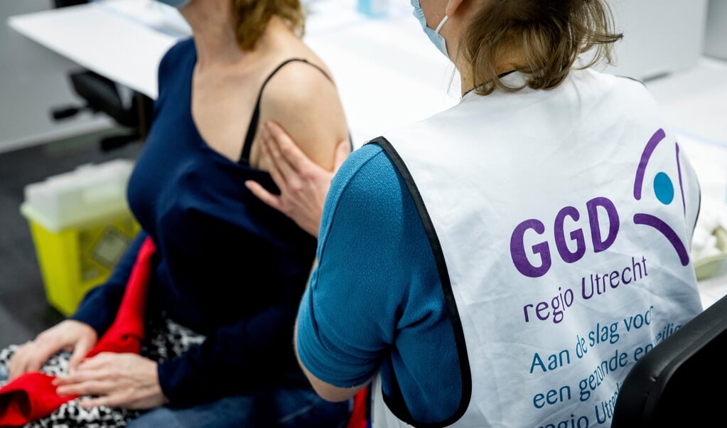 GGD-personeel oefent in Expo Houten, waar op 8 januari de eerste prik wordt gezet. (beeld anp / Koen van Weel)