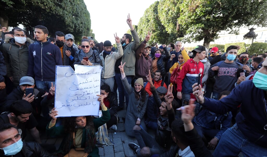 Demonstraties in Tunis tegen toenemende armoede en willekeurige arrestaties door de Tunesische politie. Er zijn dezelfde slogans te horen als tijdens de Arabische Lente van december 2010 en begin 2011. (beeld epa / Mohamed Messara)