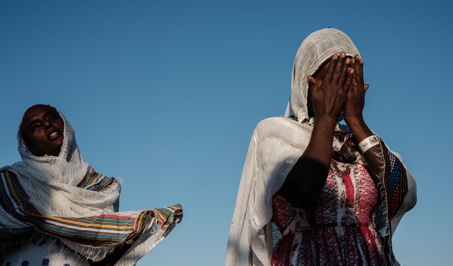 Thiopische vrouwen bij een Ethiopisch-Orthodoxe kerk in een vluchtelingenkamp.