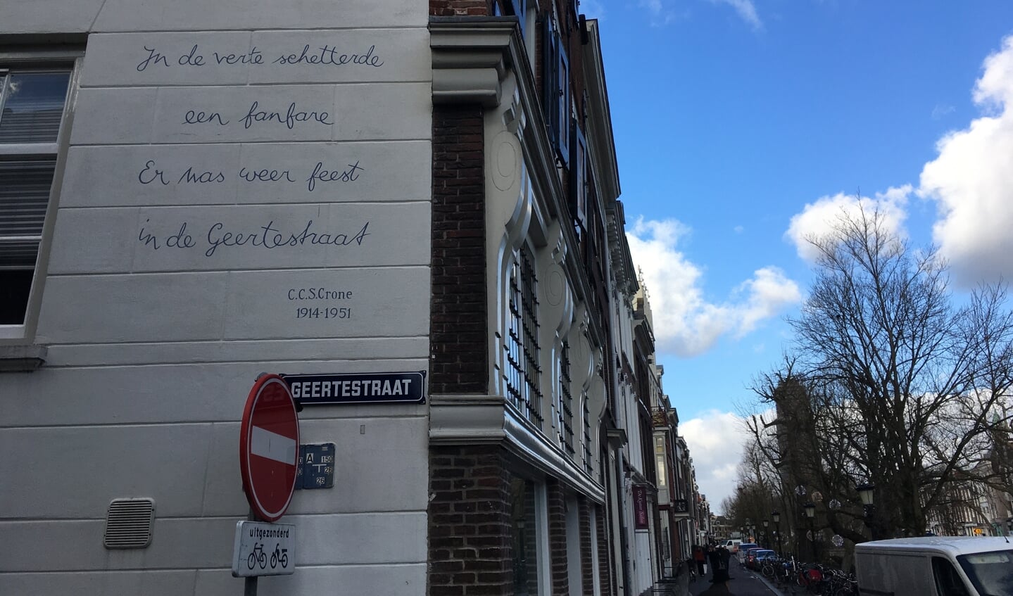 Gedicht op muur van huis aan de Geertestraat.