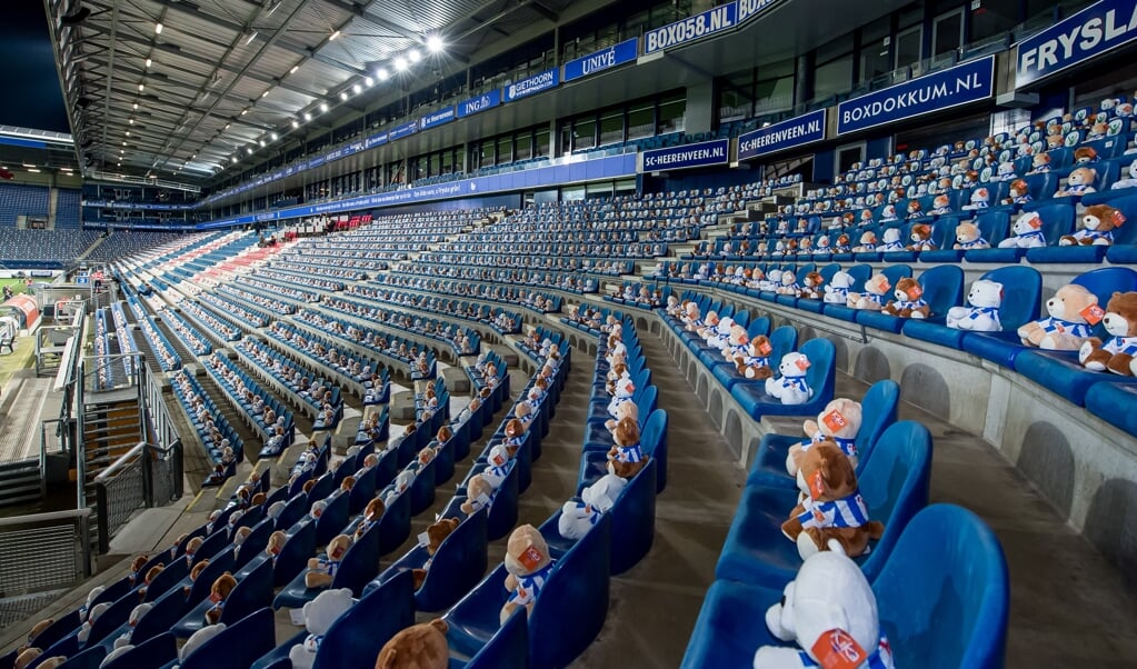 Vijftienduizend knuffelberen met voetbalshirt op de tribunes van het Abe Lenstra Stadion bij het duel tussen sc Heerenveen en FC Emmen.  (beeld anp / Cor Lasker)