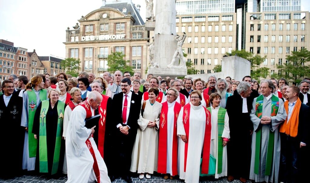 Archieffoto 2014: Op de landelijke predikantendag komen honderden dominees en kerkelijke werkers van de Protestantse kerk bijeen op de Dam in Amsterdam. (beeld anp / Olaf Kraak)
