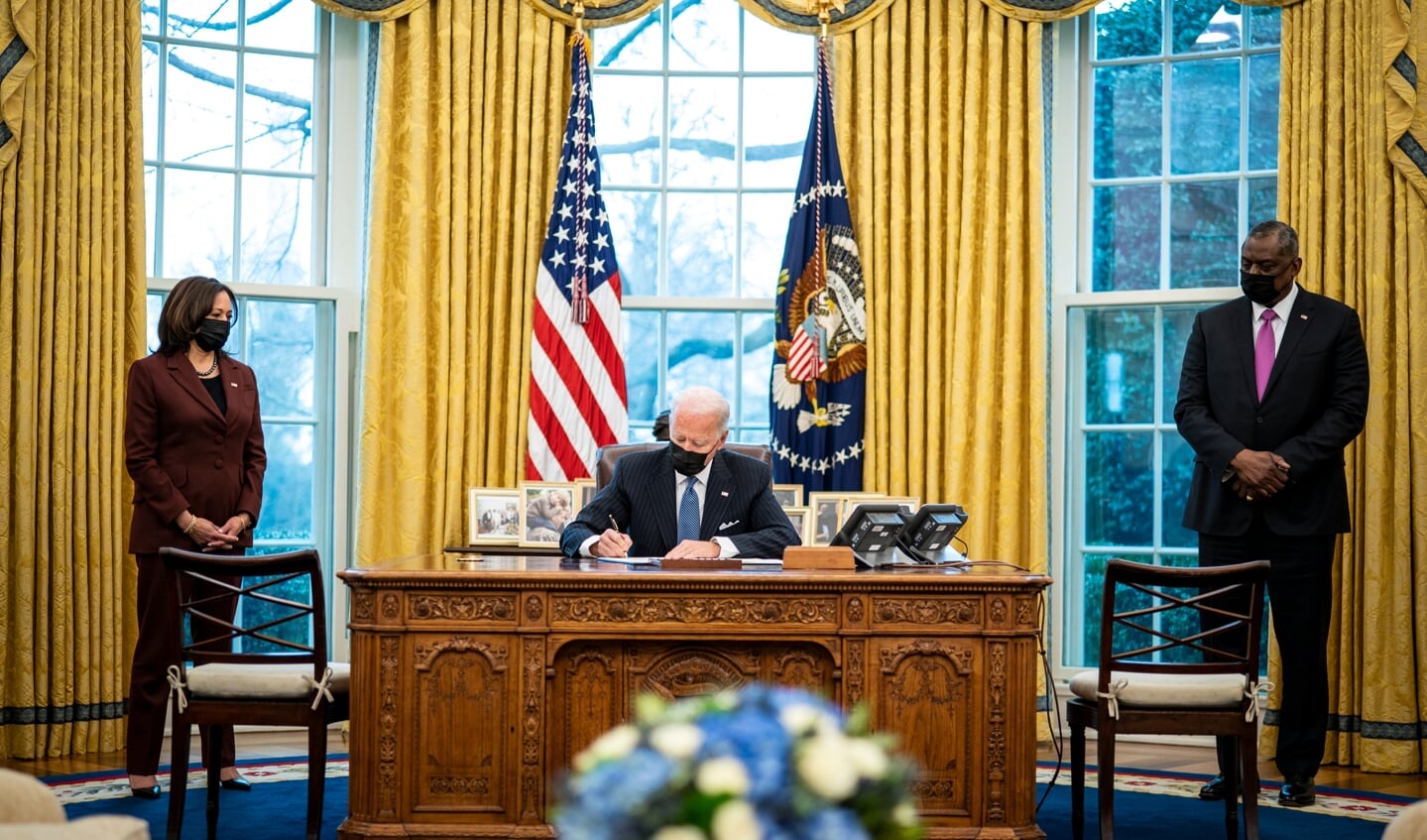 Op zijn eerste werkdag in het Witte Huis ondertekent president Joe Biden een aantal decreten.