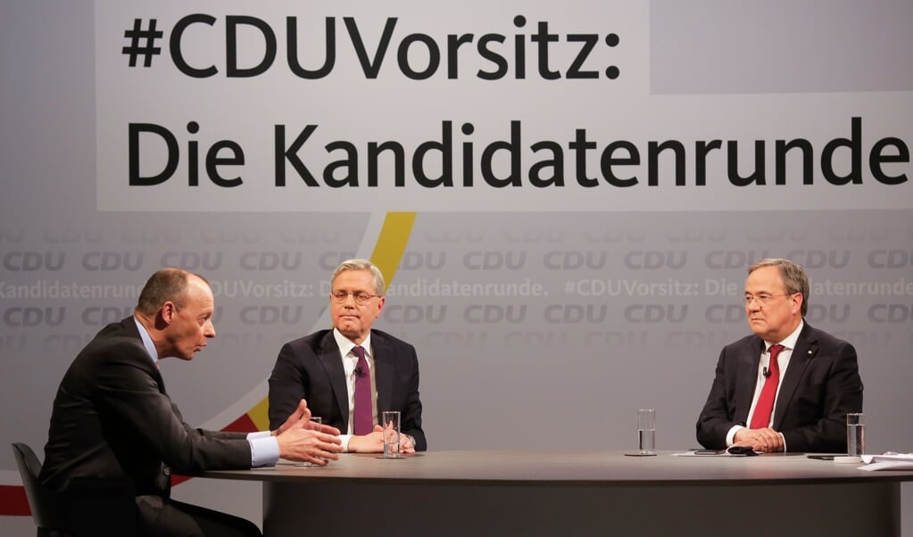 De drie kandidaten voor het voorzitterschap van de Duitse christen-democratische partij CDU: Friedrich Merz, Norbert Röttgen en Armin Laschet (van links naar rechts).  (beeld afp / Markus Schreiber)