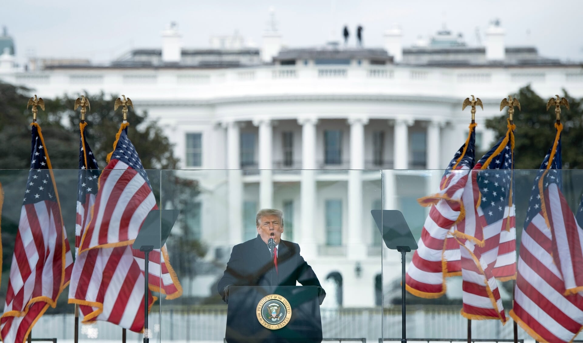 President Donald Trump spreekt zijn aanhangers toe bij het Witte Huis in Washington.