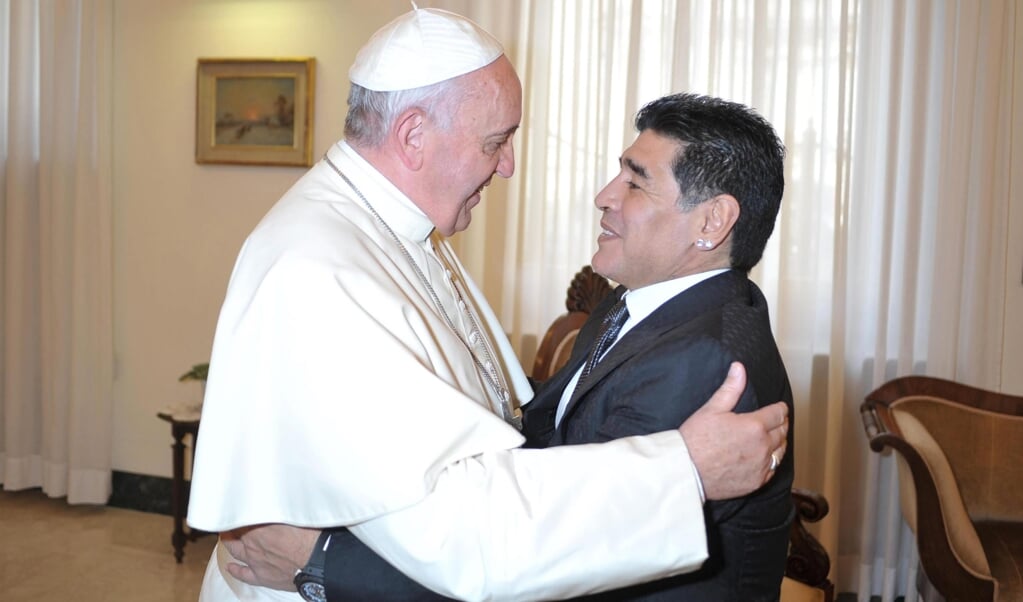 De Braziliaanse voetballer Diego Maradona bezocht paus Franciscus in september 2014. (beeld Epa / L'osservatore Romano)