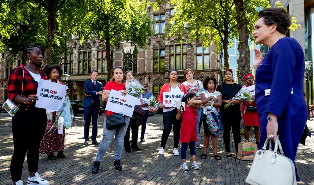 Gedupeerde ouders van de toeslagenaffaire protesteerden in juni op het Plein, voorafgaand aan het debat over de zaak in de Tweede Kamer.  (beeld anp / Sem van der Wal)