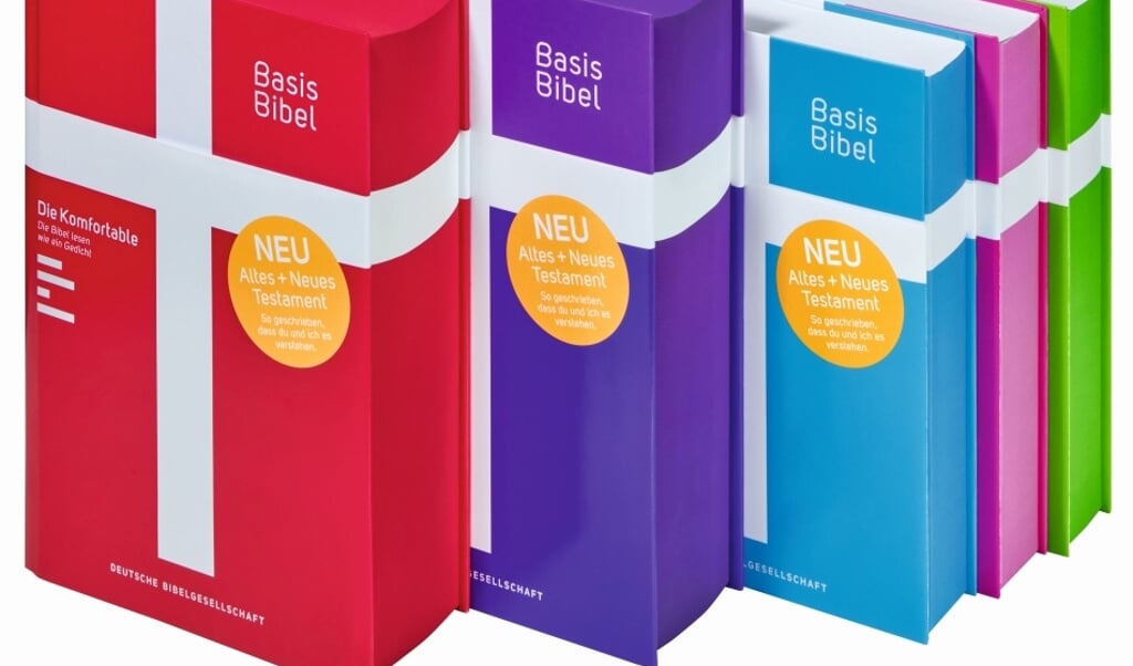 De papieren Basisbibel verschijnt met een omslag in felle kleuren. (beeld deutsche bibelgesellschaft)