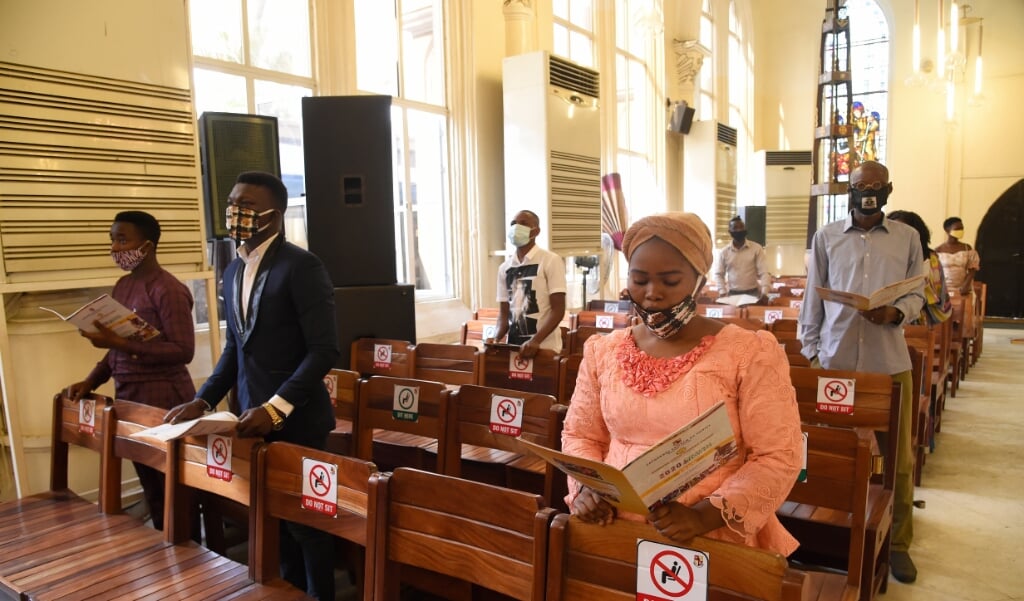 Nigeriaanse rooms-katholieke gelovigen tijdens een eucharistieviering. (beeld afp / Pius Utomi Ekpei)