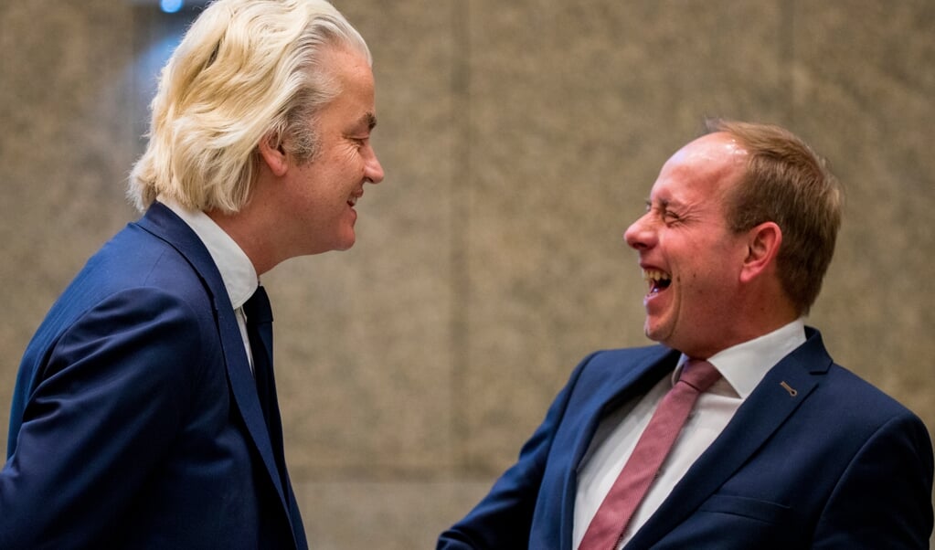 Geert Wilders (PVV) en Kees van der Staaij (SGP) voorafgaand aan het Tweede Kamerdebat over de omstreden memo's rond de afschaffing van de dividendbelasting (archief 2018)  (beeld anp / Jerry Lampen)