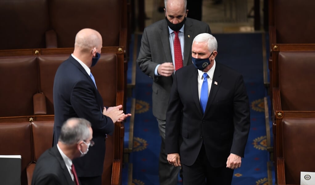 Mike Pence arriveert in het Capitool, een dag na de bestorming van het gebouw door Trump-supporters. (beeld afp / Saul Loeb)