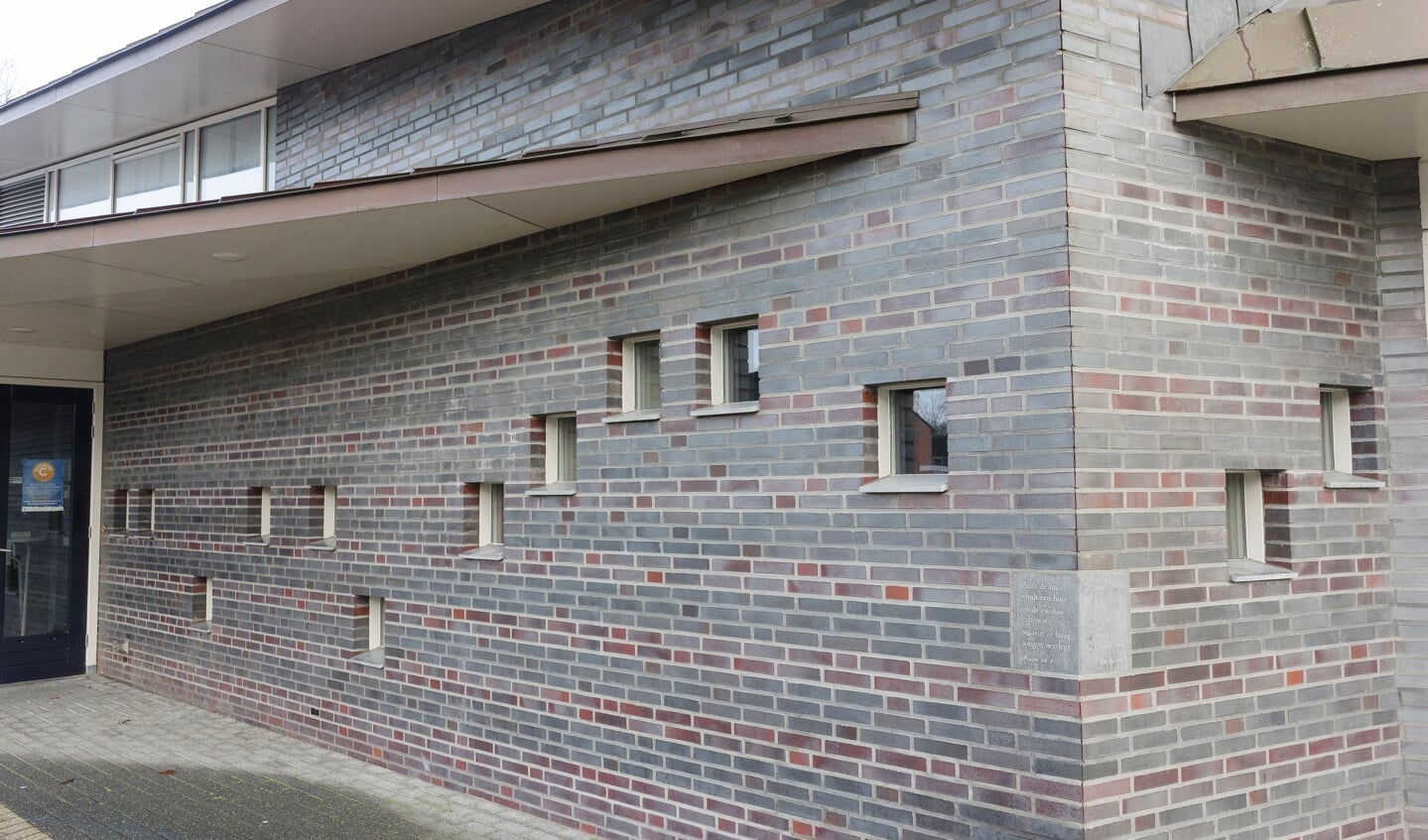 De raampjes van de protestantse kerk De Rank zijn ook muzieknoten, die de melodie vormen van het lied ‘Ik ben de wijnstok’ van Huub Oosterhuis.
